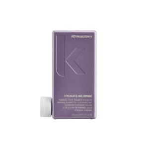 Kevin Murphy Hydrate Me Rinse - En flaske Hydrate Me Rinse står smukt på en badeværelseshylde med det ikoniske Kevin Murphy-design, klar til at levere dyb hydrering og glans til dit hår.