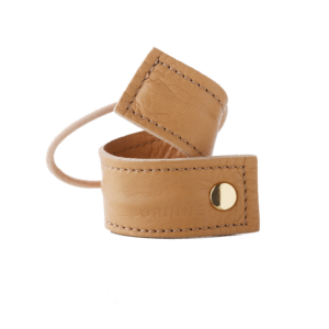 Fleksibel og kort læderrem fra CORINNE Leather Band Short Bendable, perfekt til en række stilarter og outfits. Håndlavet med kvalitetsmaterialer for en tidløs og alsidig accessory.