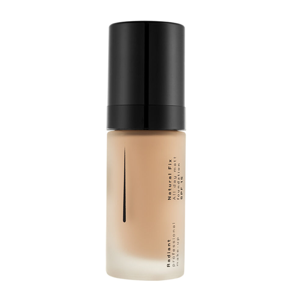 Natural Fix All Day Matt Makeup 05 fra Radiant Professional - Skab et fejlfrit, mat look hele dagen. Let, naturlig dækning for en strålende finish.