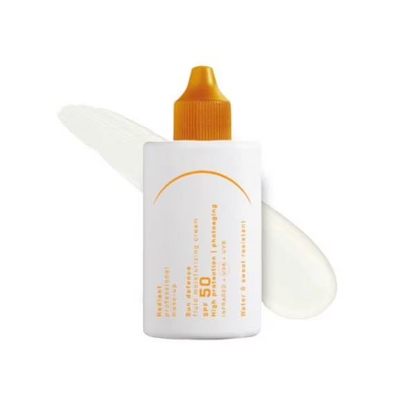 Beskyt din hud med RADIANT PROFESSIONAL - Sun Defense Cream SPF50 50ml. Denne creme giver høj solbeskyttelse med SPF50 og holder din hud sund og strålende. Opnå den perfekte beskyttelse mod solens skadelige stråler med denne 50ml solcreme.