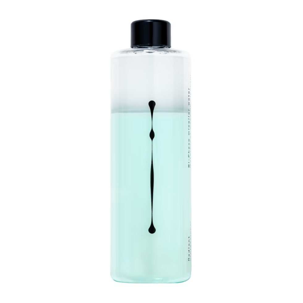 Oplev renhed og friskhed med RADIANT PROFESSIONAL - Bi-Phase Cleansing Micellar Water 300ml. Denne skånsomme, tofasede micellarvand fjerner effektivt makeup og urenheder, samtidig med at den plejer din hud. Med 300 ml af denne effektive renseløsning får du den ultimative rensende oplevelse, der efterlader din hud ren og revitaliseret.