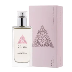 Eau de Parfume Pink Pepper and Oud Wood fra Radiant Professional giver en fortryllende duftoplevelse. Den forførende blanding af lyserød peber og oud-træ skaber en unik og sensuel aroma. En luksuriøs duft, der fortryller sanserne med varme og eksotiske noter. Oplev en subtil elegance og uforglemmelig femininitet med denne delikate parfume fra Radiant Professional.