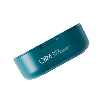 O&M Matte Texture Paste, et stylingprodukt skabt af Original & Mineral. Denne alsidige paste er designet til at tilføre struktur og hold til håret uden at efterlade det klæbrigt eller tungt. Ideel til at skabe et naturligt mat finish og perfekt til styling af kort eller mellemlangt hår. Produktet er formuleret med omtanke for hårets sundhed og er fri for skadelige kemikalier, og det leverer langvarig holdbarhed med en behagelig duft.