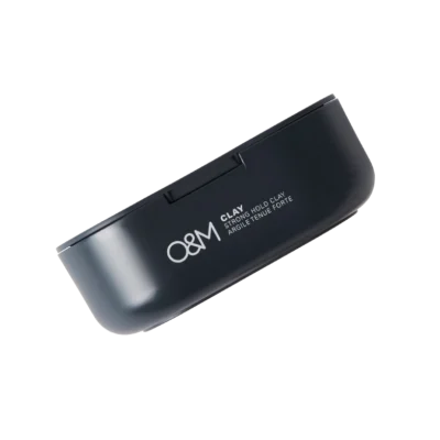 En krukke O&M Strong Hold Clay, professionel ler-tekstur fra Original & Mineral. Skab stærk styling med langvarig kontrol og naturlig glans. Ideel til kort hår. Fri for skadelige kemikalier, skabt med fokus på bæredygtighed og hårpleje.