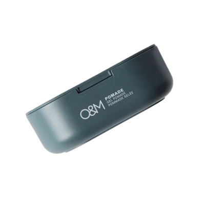 En krukke O&M Gel Pomade fra Original & Mineral. Skab definition og glans med denne professionelle stylinggel. Ideel til strukturerede frisurer. Naturlige ingredienser, fri for skadelige kemikalier. Oplev langvarig kontrol og elegance med O&M Gel Pomade