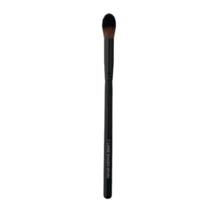 Radiant Professional's 206 Large Shader Brush leverer præcis påføring af øjenskygge. Den store børstekop, med bløde syntetiske børstehår, gør det let at dække øjenlåget jævnt. Velegnet til både pudder- og cremeøjenskygger. Det ergonomiske håndtag sikrer behagelig anvendelse for professionel øjenmakeup