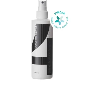 Clean Up Volume Spray 4 til alle hårtyper. Textur-opbyggende formel med polymer, rispulver og økologisk aloe vera. Tilføjer varmebeskyttelse og sund fylde. Rystes grundigt i min. 40 sek. før brug. Sørg for tæt påføring ved hårrødderne for at undgå pigmentpletter på tekstiler og gulve.