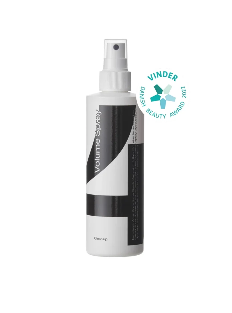 Clean Up Volume Spray 4 til alle hårtyper. Textur-opbyggende formel med polymer, rispulver og økologisk aloe vera. Tilføjer varmebeskyttelse og sund fylde. Rystes grundigt i min. 40 sek. før brug. Sørg for tæt påføring ved hårrødderne for at undgå pigmentpletter på tekstiler og gulve.