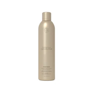 Omniblonde Perfectionista Finish Spray 400ml giver vægtløst og langvarigt hold, styrker håret med hydrolyseret vegetabilsk protein og gojibær, og tilføjer en subtil glans.