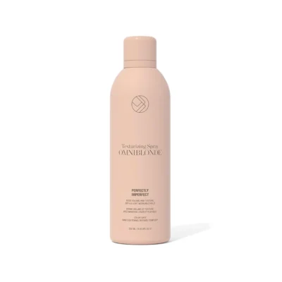 Omniblonde Perfectly Imperfect Texturing Spray 100ml giver tekstur og volume til dit hår, uden at det føles stift, ideel til naturlige, uformelle frisurer.
