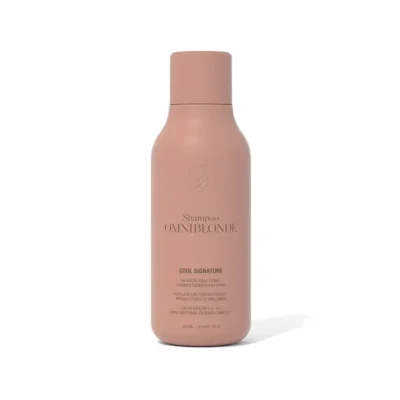 Omniblonde - Cool Signature Shampoo får din kølige eller askeblonde farve til at holde længere. Med violette pigmenter, der neutraliserer alle gyldne toner