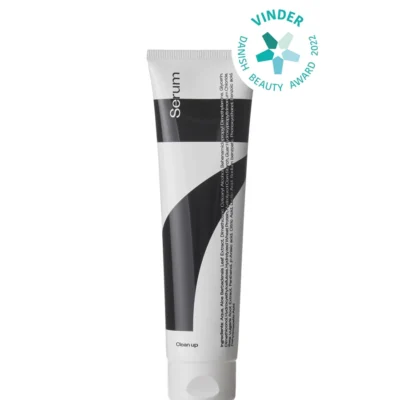 clean Up Serum 7 er et danskproduceret, parfumefrit serum, der plejer og beskytter håret uden at tynge detog kruset hår.