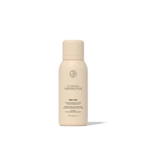 Omniblonde Skip A Day Dry Shampoo – tørshampoo til blondt hår med vegetabilsk keratin og farvebeskyttelse.