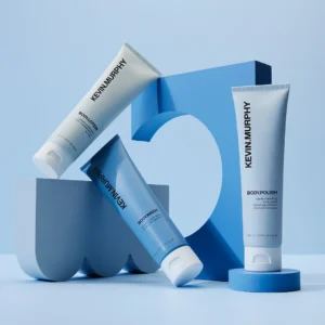 Body Body Body fra Kevin Murphy – gaveæske med Body.Wash, Body.Polish og Body.Lotion til rens, eksfoliering og fugtgivning af huden.