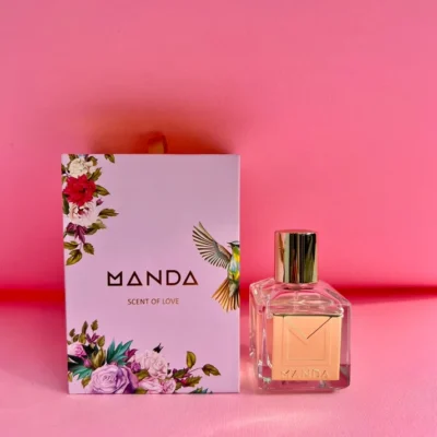 Scent of Love fra Manda – Olie-baseret parfume med noter af bjergluft, roser og cedertræ. Skaber en personlig og varig duftoplevelse