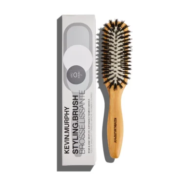Kevin Murphy Styling Brush – Miljøvenlig børste af bambus med naturlige vildsvinehår, letvægtsdesign og ergonomisk greb.