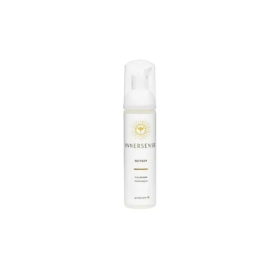 Opfrisk håret naturligt med Innersense Refresh Dry Shampoo. Skum-til-pudder-formel uden aerosol. Tilføjer volumen og absorberer olie. Køb hos Frisør Christian Montez.